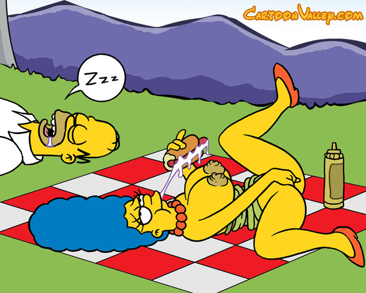 Гомер Симпсон спит на пикнике пока его жена мастурбирует в одиночестве 