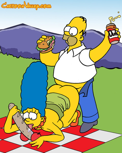 Гомер Симпсон трахает свою жену на пикнике 
