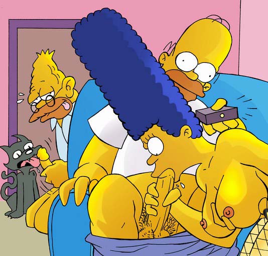 отец Гомера подглядывает как голая Мардж Симпсон делает минет Гомеру