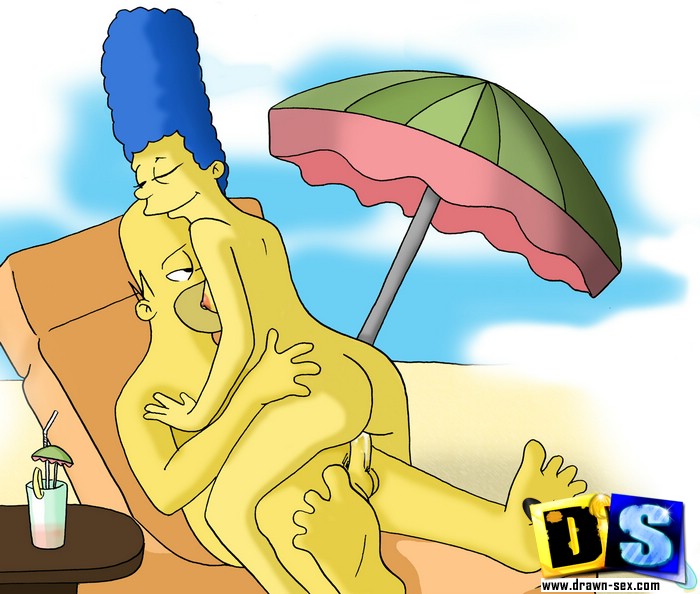 Мардж Симпсон в позе наездницы на пенисе Гомера на пляже 