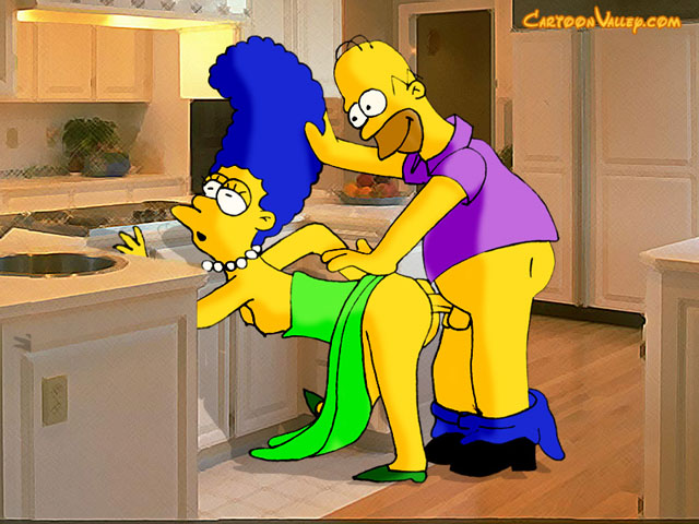 Гомер трахает в попу Мардж Симпсон задрав ей подол на кухне 