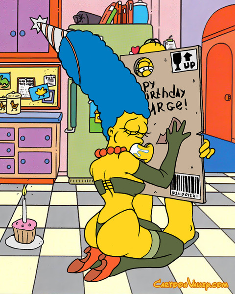 Мардж Симпсон делает минет Гомеру через дырку в картонке 