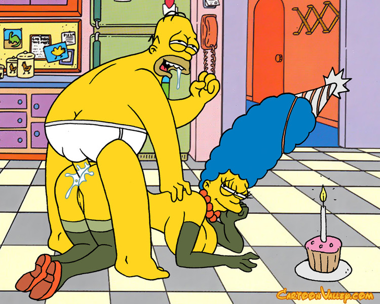 Гомер кончает в попу Мардж Симпсон стоящей раком на полу кухни 