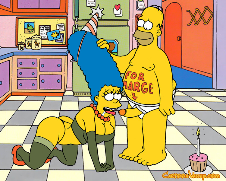 Гомер гладит по головке стоящую на четырех лапах Мардж Симпсон в БДСМ наряде 