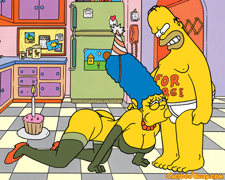 Мардж Симпсон ползая по кухне на четвереньках делает минет Гомеру 