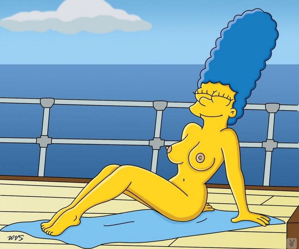 голая Мардж загорает на палубе лайнера, рисованная эротика с Мардж Симпсон