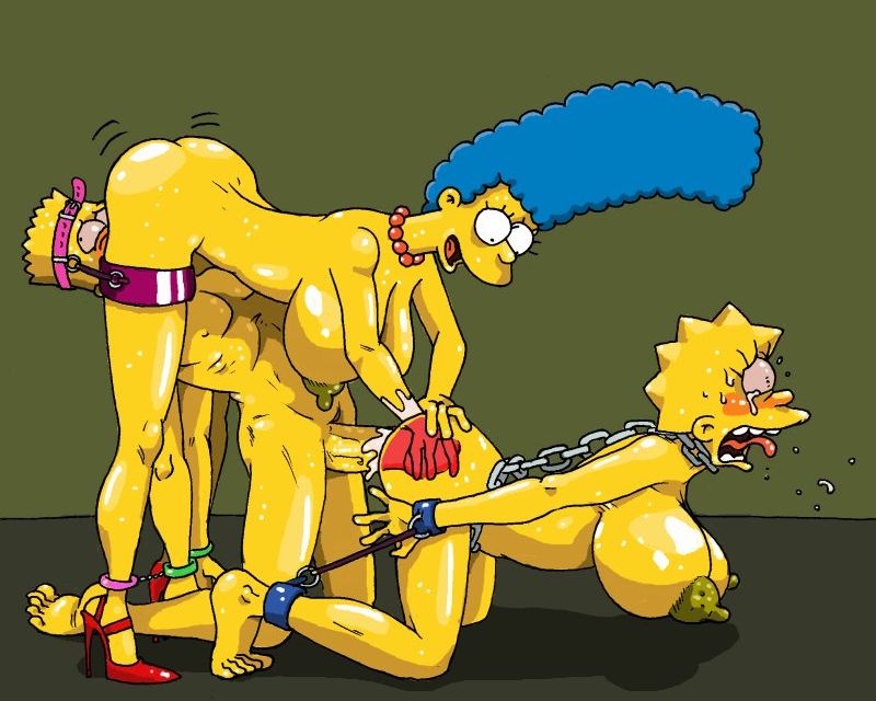 БДСМ секс Мардж со своими детьми. Больше всего досталось Лизе - и член Барта и ласковая мамина рука в ее вагине одновременно. Симпсоны  в эротических сценах  