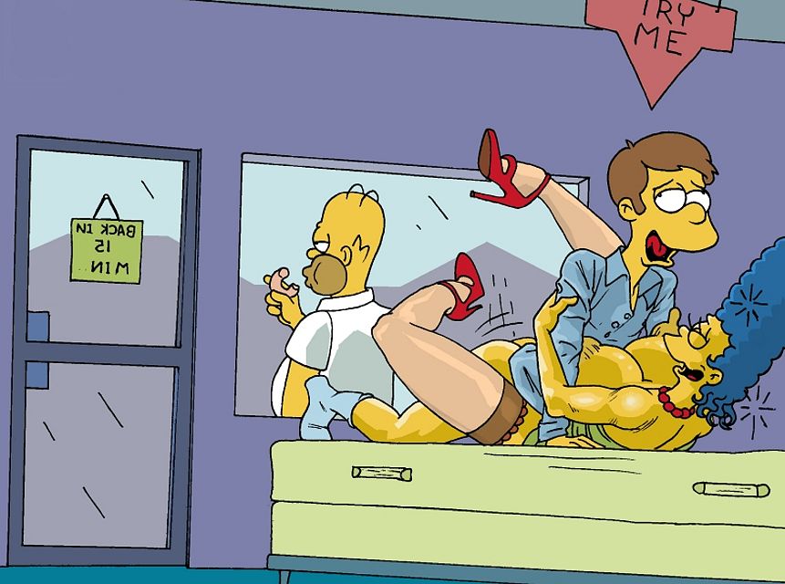 Симпсоны эротика, Гомер поджидает возле магазина Мардж отправившуюся за покупками  