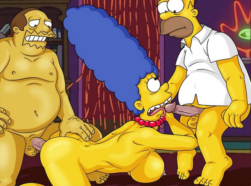 Симпсоны эротика, сисястая Мардж в голом виде стоя на четвереньках сосет пенис Гомеру пока жирный мужик трахает ее сзади засовывая палец в анус  