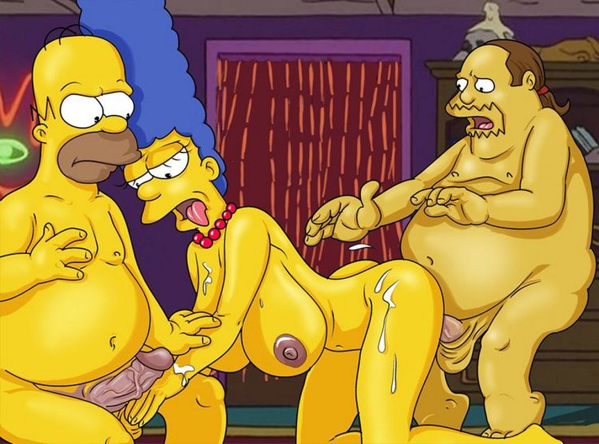Симпсоны эротика, Гомер с толстым мужиком трахают Мардж спереди и сзади 