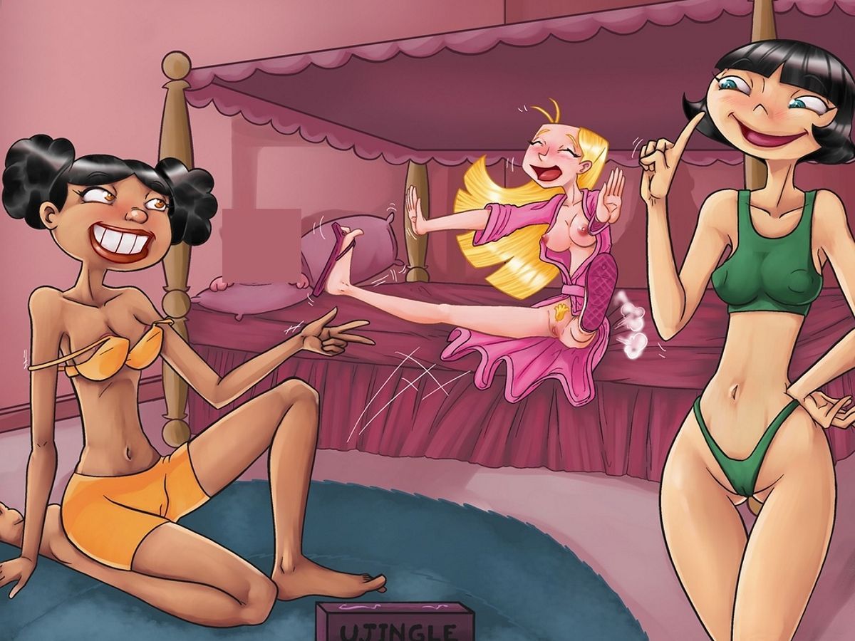 Декстер в костюме кролика подглядывает за голыми девушками в спальне сестры