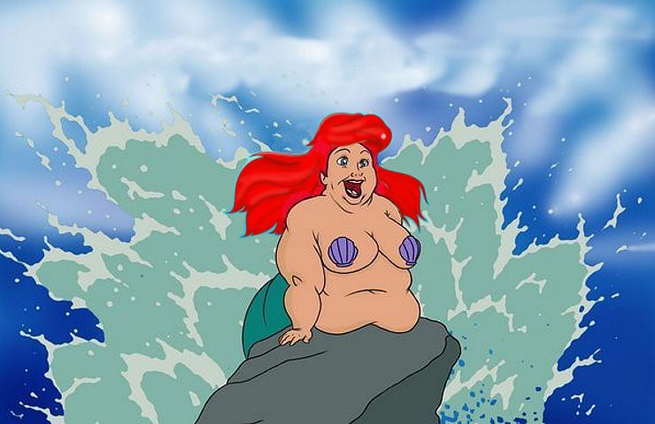 полная Русалочка Ариэль на скале в море, рисунок пышной женщины