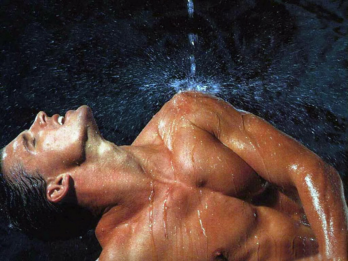 голый молодой мужчина под струей воды, фото молодых мужчин