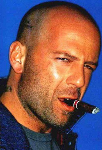 небритая знаменитость с сигарой в зубах, фото молодых мужчин