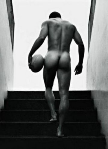 фотография голого спортсмена на лестнице
