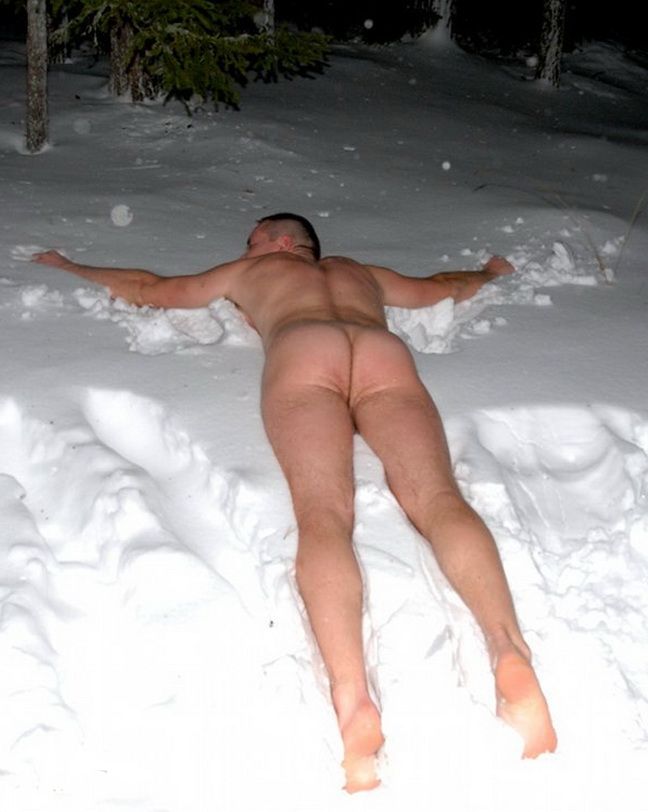 голый мужчина лежит на снегу на животе раскинув руки
