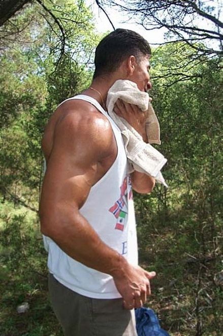 бицепсы и полотенце. фото голого красивого мужчины 