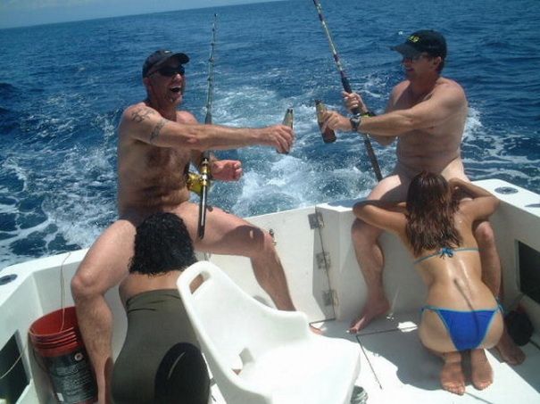 два голых мужика получают минет на рыбалке