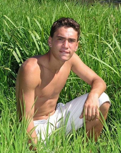 парнишка в белых шортах в траве. фото голого красивого мужчины 