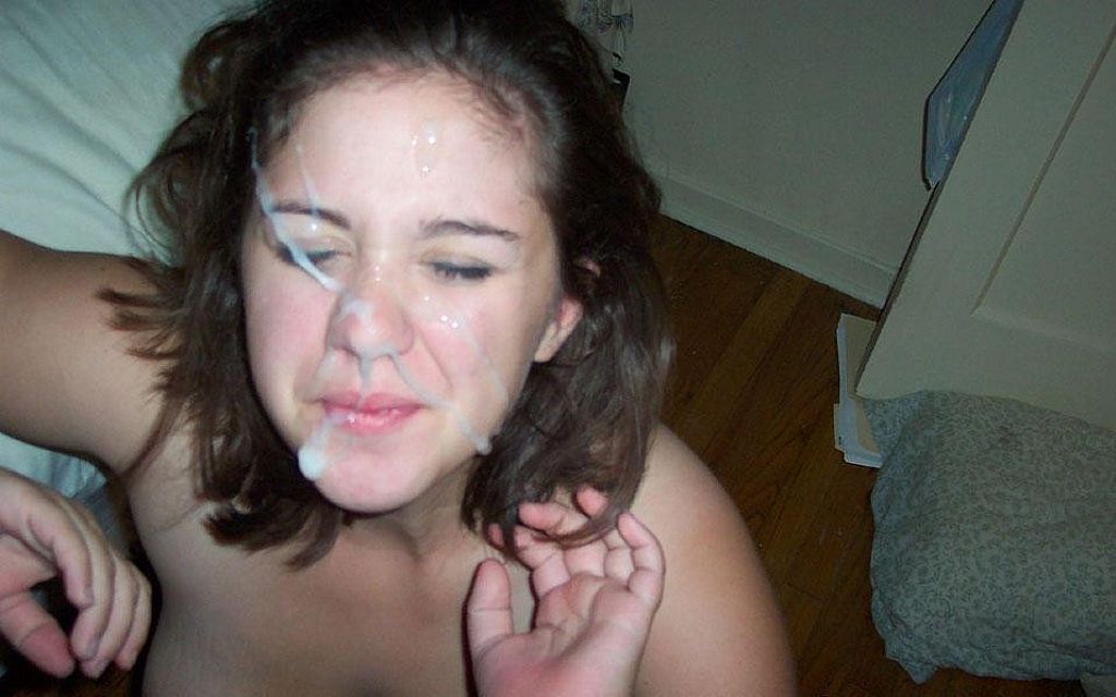 голая жена в домашнем порно с залитым вдоль и поперек спермой лицом жмурится перед объективом, фото эякуляции, порно кончающий член