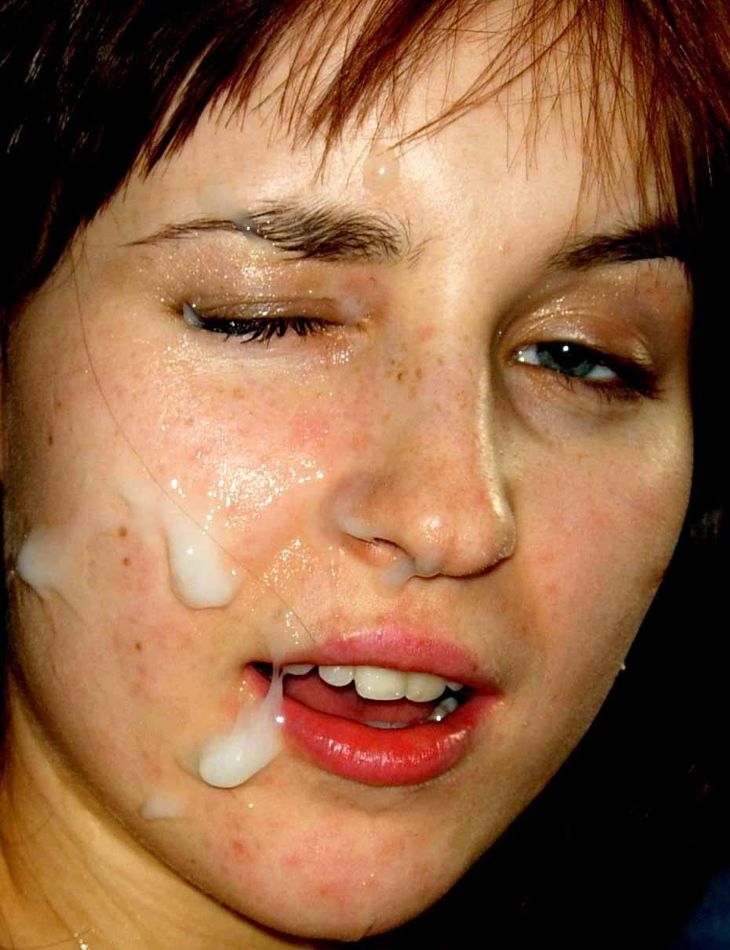 лицо конопатой девушки в сперме с залитыми глазом и ноздрей, фото эякуляции, порно кончающий член