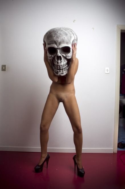 Фото голой женщины  - череп на ножках. картинка ню, акт, прикол