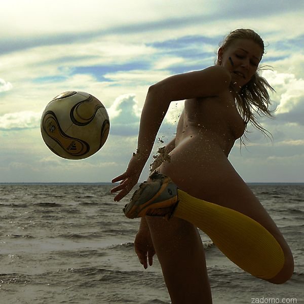 пляжный футбол. голые девушки в бутсах играют в футбол на пляже. порно прикол