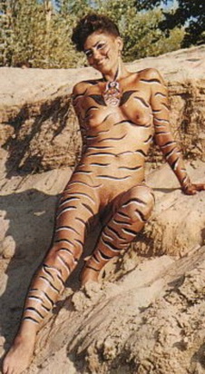 плоскогрудая голая девушка раскрашена под песок, сюжет порно прикола, эротический прикол