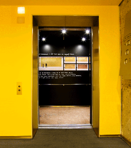 современная раскраска дверей лифта в офисном здании, gif-картинка, гиф с девушками
