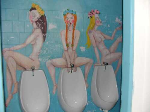 три девицы. дизайн писсуаров в мужском туалете. прикольное красивое женское тело