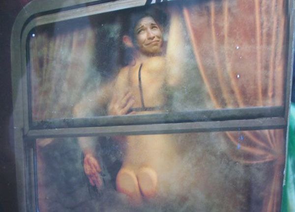 подмосковная электричка с прижатой к стеклу голой попой плачущей девушки.  прикольная картинка