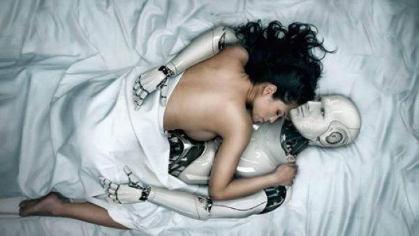 любовь зла... голая брюнетка лежит на роботе в постели. прикольное красивое женское тело