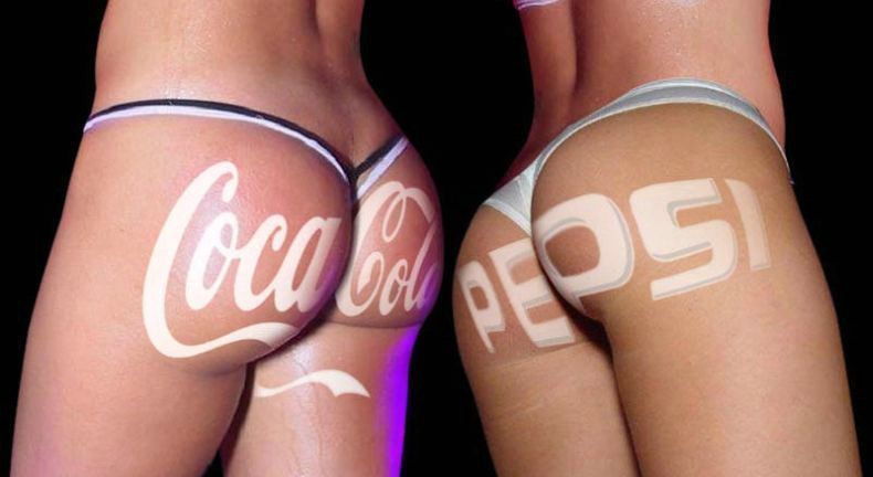 конкуренты. реклама на женских попках кока и пепси кол. прикольное красивое женское тело