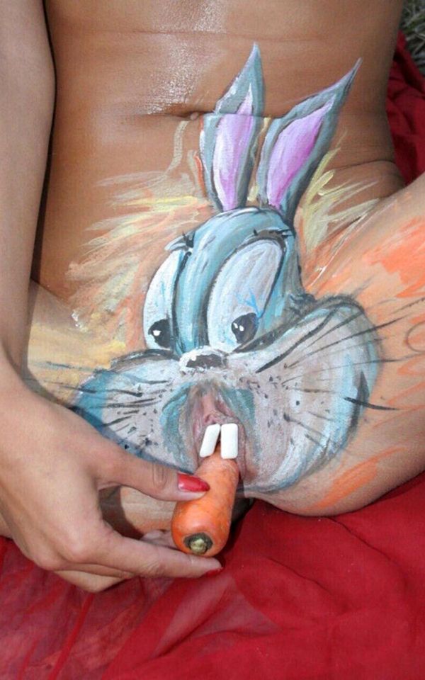 зайчик с морковкой - эротический бодиарт, порно прикол