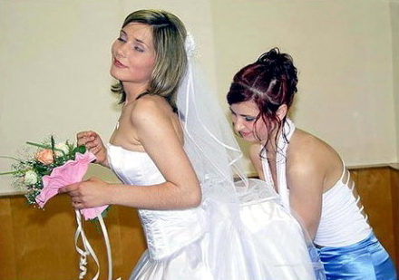 пониже, пониже... невеста млеет, когда подруга поправляет ей трусики под платьем. веселая картинка для взрослых