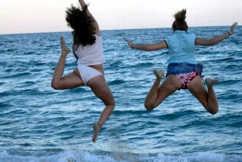 летящие блестящие. девушки падают в море.  веселая картинка для взрослых