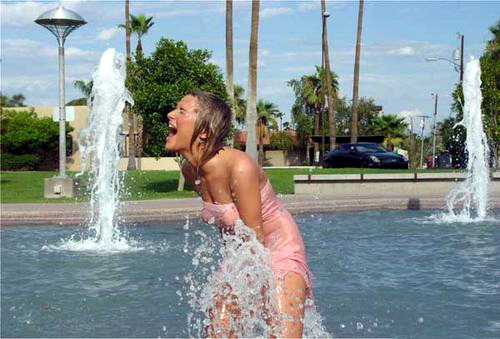 водная мастурбация. мастурбация девушки в фонтане. веселая картинка для взрослых