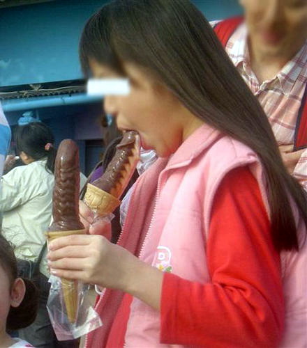 мороженое - пенис. японка облизывает мороженое в форме мужского члена