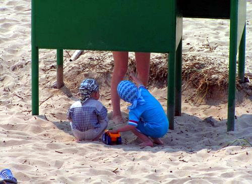 ну, у этой-то куда больше... двое мальчиков подглядывают за девушками в пляжной кабинке для переодевания. веселая картинка для взрослых