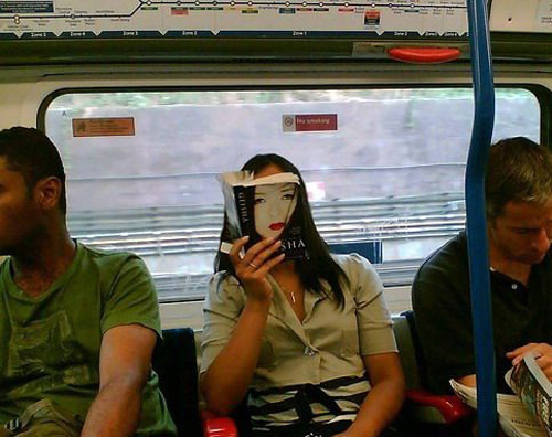 похожа. девушка с книгой в метро.  веселая картинка для взрослых