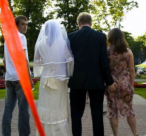 женишок. жених на свадьбе тискает за попу подругу невесты. веселая картинка для взрослых