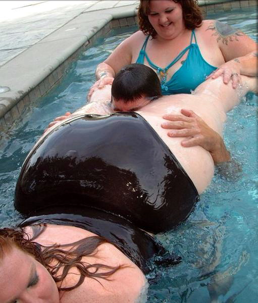попался. мужчина попался между ног к огромным толстым теткам в бассейне. веселая картинка для взрослых