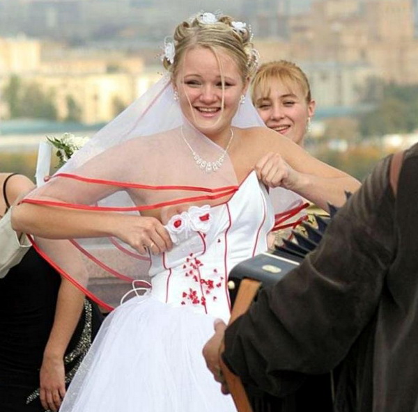 а на чем ему держаться-то? свадебное платье не держится на плоской груди невесты. веселая картинка для взрослых