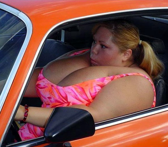 ни черта не видно! толстой негритянке в автомобиле не видно дорогу из-за ее огромных сисек. веселая картинка для взрослых