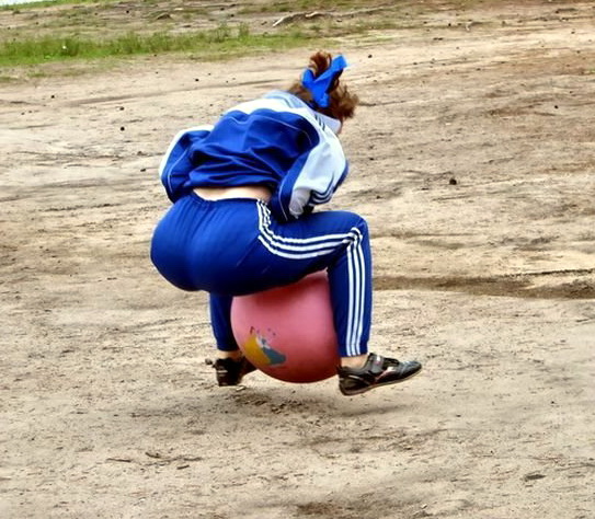 мячик для фитнеса или мастурбации.   веселая картинка для взрослых