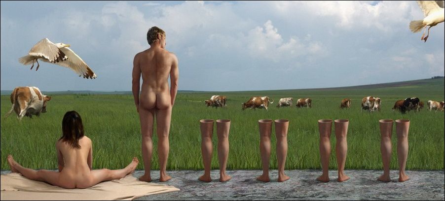 мужские ноги и сидящая на поле голая женщина. эротический сюрреализм