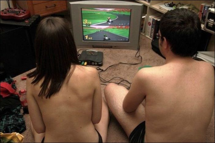 не до секса! мужчина и женщина голышом играют в компъютерные игры. прикольное порно фото