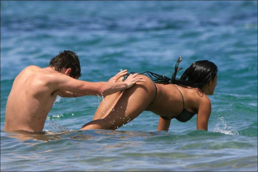 толкач. мужчина в попу толкает девушку ныряющую в море. прикольное порно фото