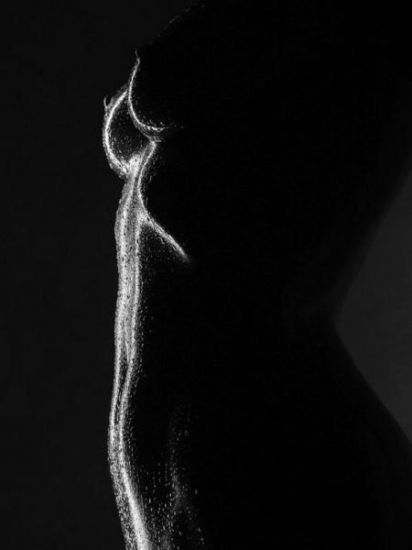 неоновые отблески на потном теле голой женщины. фото прикол