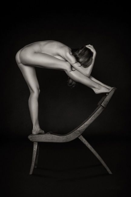 симметрия дерева. голая девушка стоит на стуле. фото прикол
